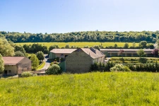 DOMAINE EQUESTRE - BOXES-MANEGE-CARRIERE-APPARTEMENT