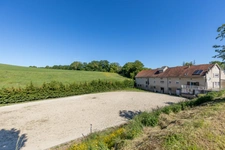 DOMAINE EQUESTRE - BOXES-MANEGE-CARRIERE-APPARTEMENT