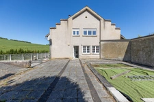 DOMAINE EQUESTRE - BOXES-MANEGE-CARRIERE-APPARTEMENT