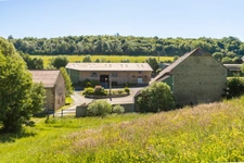 DOMAINE EQUESTRE - BOXES-MANEGE-CARRIERE-APPARTEMENT
