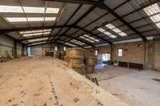 DOMAINE EQUESTRE - BOXES-MANEGE-CARRIERE-APPARTEMENT