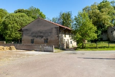 DOMAINE EQUESTRE - BOXES-MANEGE-CARRIERE-APPARTEMENT