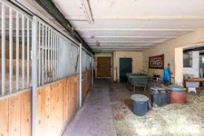 DOMAINE EQUESTRE - BOXES-MANEGE-CARRIERE-APPARTEMENT