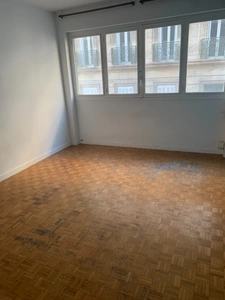 GRAND T2 DE 46 M² - LONGCHAMP (1er)