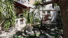MARSEILLE 5° RUE DES VERTUS LA LOUBIERE REZ DE JARDIN 76,50 m² - GARAGE 27 m² - CAVE 18,7 m² JARDIN 73,8 m²
