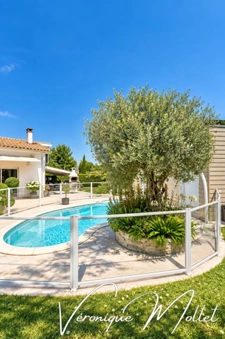 LIGNAN-DE-BORDEAUX – VILLA FAMILIALE, PISCINE, DÉPENDANCE AMÉNAGÉE ET PISTE CYCLABLE À 6 MIN À VÉLO