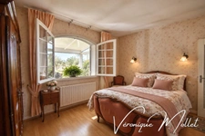 VILLA TRADITIONNELLE SUR PLUS DE 6 000 M² – VASTE DÉPENDANCE AUX MULTIPLES POSSIBILITÉS