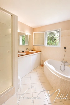 ELEGANTE CONTEMPORAINE DE PLAIN-PIED BAIGNÉE DE LUMIERE