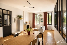 MAISON EN PIERRE INDÉPENDANTE SUR 1000m2 DE PARCELLE ARBORÉE À PIEDS DE TOUS COMMERCES 