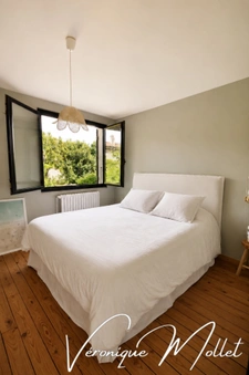 MAISON EN PIERRE INDÉPENDANTE SUR 1000m2 DE PARCELLE ARBORÉE À PIEDS DE TOUS COMMERCES 