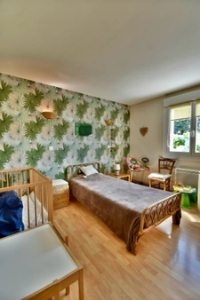 ENTRE LATRESNE ET CENAC - MAISON FAMILIALE - 5 CHAMBRES, PISCINE, JACUZZI SUR 2500M2