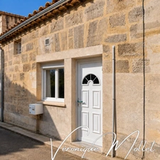 AU CŒUR DE SAINT ANDRE DE CUBZAC – Maison de ville, 2 chambres, 2 WC, buanderie, climatisation, tout à pieds !  