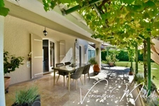  SOUS OFFRE ACCEPTÉE !! Élégante maison familiale avec piscine au sein d’une magnifique parcelle ! 