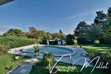 Maison de plain-pied avec piscine, au cœur du bourg de CENAC