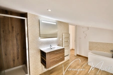 AU CŒUR DE SAINT ANDRE DE CUBZAC – Maison de ville, 2 chambres, 2 WC, buanderie, climatisation, tout à pieds !  