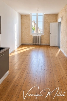 Immeuble de rapport – local commercial + 2 appartements – Centre Coutras 
