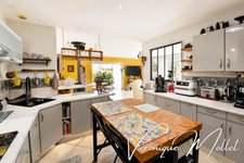 SAINTE-EULALIE – PLAIN-PIED, 3 CHAMBRES, BUREAU, PISCINE ET DOUBLE GARAGE