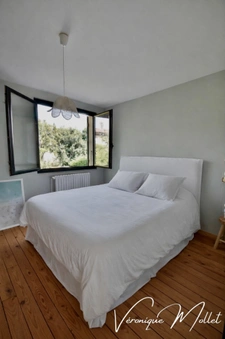 MAISON EN PIERRE INDÉPENDANTE AVEC PARCELLE DE 1000m2 EN PLEIN BOURG 