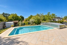 MAISON FAMILIALE AVEC TRÈS GRANDE PISCINE - Secteur Sud, dans un environnement résidentiel calme et privilégié. 