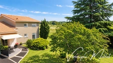 LIGNAN-DE-BORDEAUX – VILLA FAMILIALE, PISCINE, DÉPENDANCE AMÉNAGÉE ET PISTE CYCLABLE À 6 MIN À VÉLO