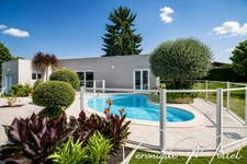 ENTRE LATRESNE ET CENAC - MAISON FAMILIALE - 5 CHAMBRES, PISCINE, JACUZZI SUR 2500M2