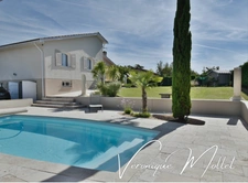  SOUS OFFRE ACCEPTÉE !! Élégante maison familiale avec piscine au sein d’une magnifique parcelle ! 