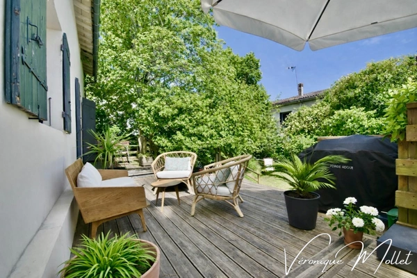 MAISON EN PIERRE INDÉPENDANTE AVEC PARCELLE DE 1000m2 EN PLEIN BOURG 