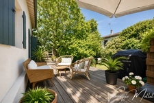 MAISON EN PIERRE INDÉPENDANTE SUR 1000m2 DE PARCELLE ARBORÉE À PIEDS DE TOUS COMMERCES 