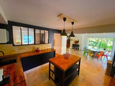 Maison 3 chambres sur grand terrain.