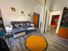 Maison de village avec terrasse.
