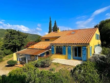 Villa 4 chambres sur grand terrain avec piscine.