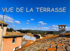Maison de village avec terrasse.