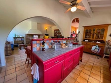 Villa 4 chambres sur grand terrain avec piscine.