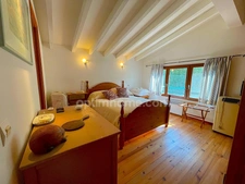 Villa 4 chambres sur grand terrain avec piscine.