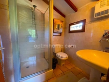 Villa 4 chambres sur grand terrain avec piscine.