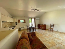 Maison de village avec terrasse de toit.