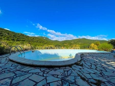 Villa 4 chambres sur grand terrain avec piscine.