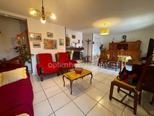 Maison de village avec garage et terrasse.
