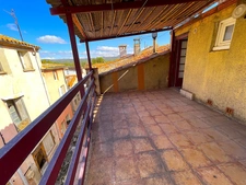 Maison de village avec terrasse.