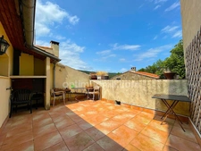 Maison de village avec terrasse de toit.