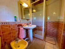 Villa 4 chambres sur grand terrain avec piscine.