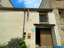 Maison de village avec terrasse de toit.