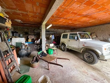 Maison de village avec garage et terrasse.