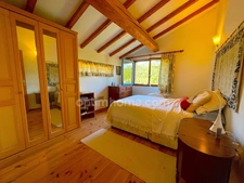 Villa 4 chambres sur grand terrain avec piscine.