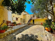 Maison 4 chambres, cour et garage.