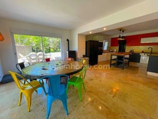 Maison 3 chambres sur grand terrain.