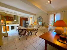 Maison 4 chambres, cour et garage.