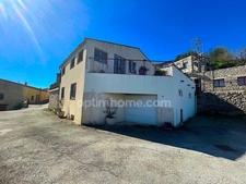 Maison de village avec garage et terrasse.