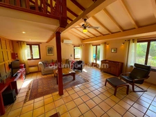 Villa 4 chambres sur grand terrain avec piscine.