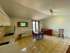 Maison de village avec terrasse de toit.